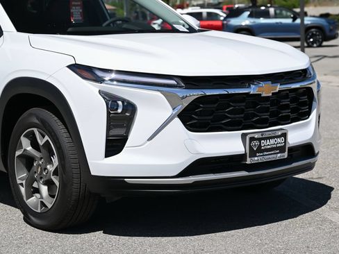 Used 2026 Chevrolet Trax LT w/ Sunroof Package FWD image 9