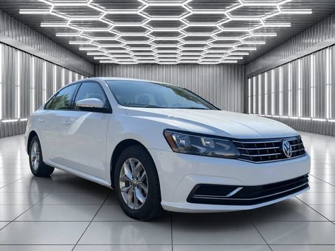 Used 2018 Volkswagen Passat 2.0T S FWD image 3