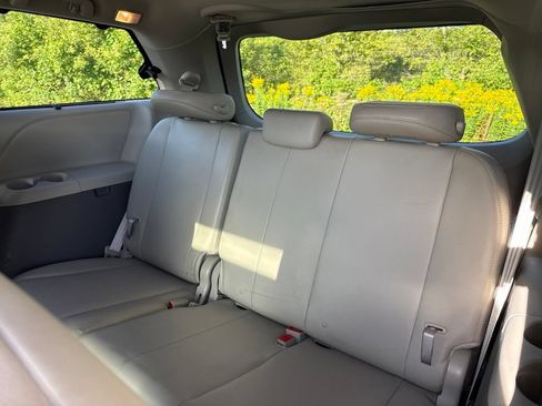 Used 2014 Toyota Sienna XLE FWD image 8