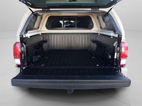 Used 2017 Toyota Tacoma TRD Off-Road image 11