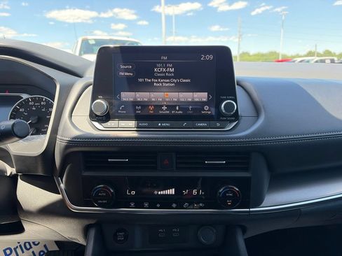 Used 2024 Nissan Rogue SV AWD/4WD image 6