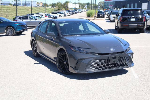 Used 2025 Toyota Camry SE FWD image 2