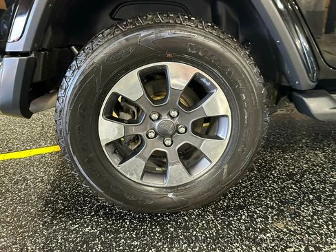 Used 2020 Jeep Wrangler Unlimited Sahara w/ Dual Top Group AWD/4WD image 10