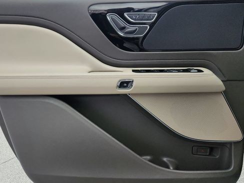 Used 2023 Lincoln Aviator AWD w/ Premium Package image 22