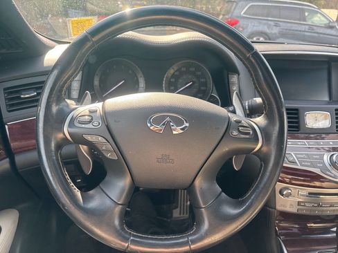 Used 2018 INFINITI Q70 Luxe w/ Sport Package image 10