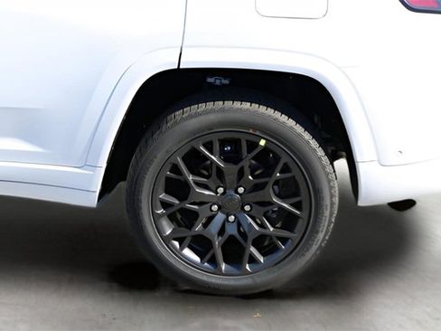 New 2025 Jeep Grand Cherokee Summit image 9