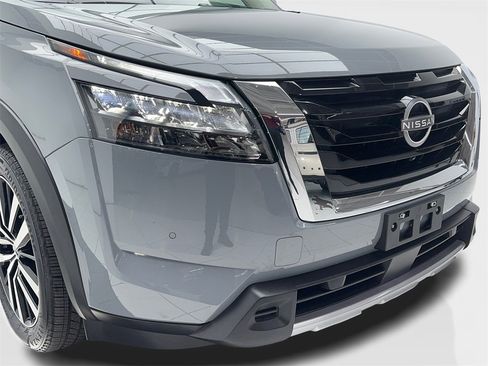 Used 2025 Nissan Pathfinder Platinum image 3