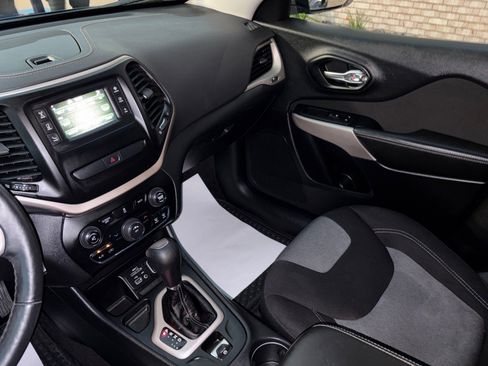 Used 2017 Jeep Cherokee Sport FWD image 16