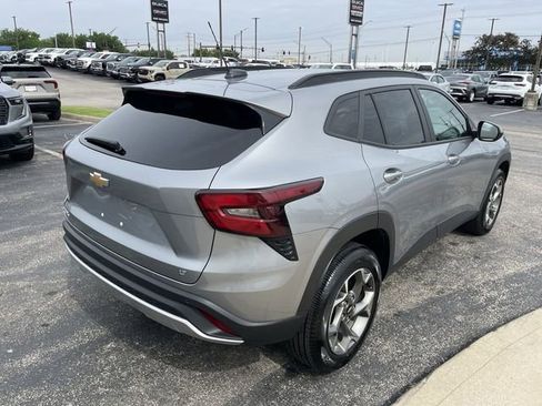 Used 2024 Chevrolet Trax LT w/ Driver Confidence Package FWD image 9
