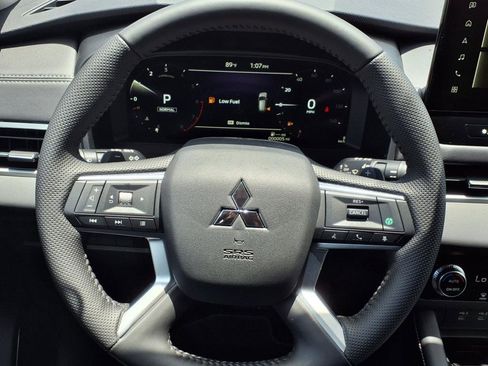 New 2025 Mitsubishi Outlander SE image 11