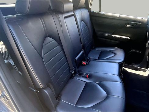 Used 2024 Toyota Highlander XLE AWD/4WD image 21