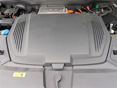 Used 2022 Audi e-tron Premium w/ Convenience Plus Package image 15