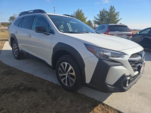 Used 2023 Subaru Outback Premium image 3