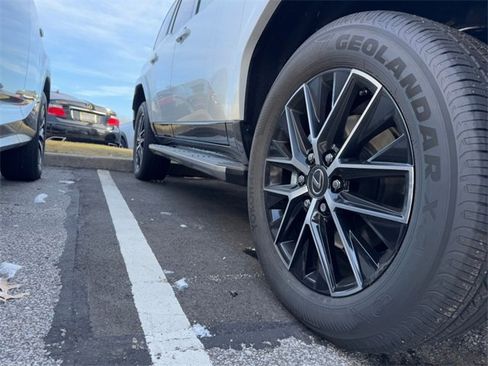 New 2024 Lexus GX 550 image 11