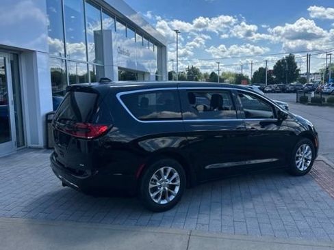 Used 2024 Chrysler Pacifica Touring-L AWD/4WD image 8