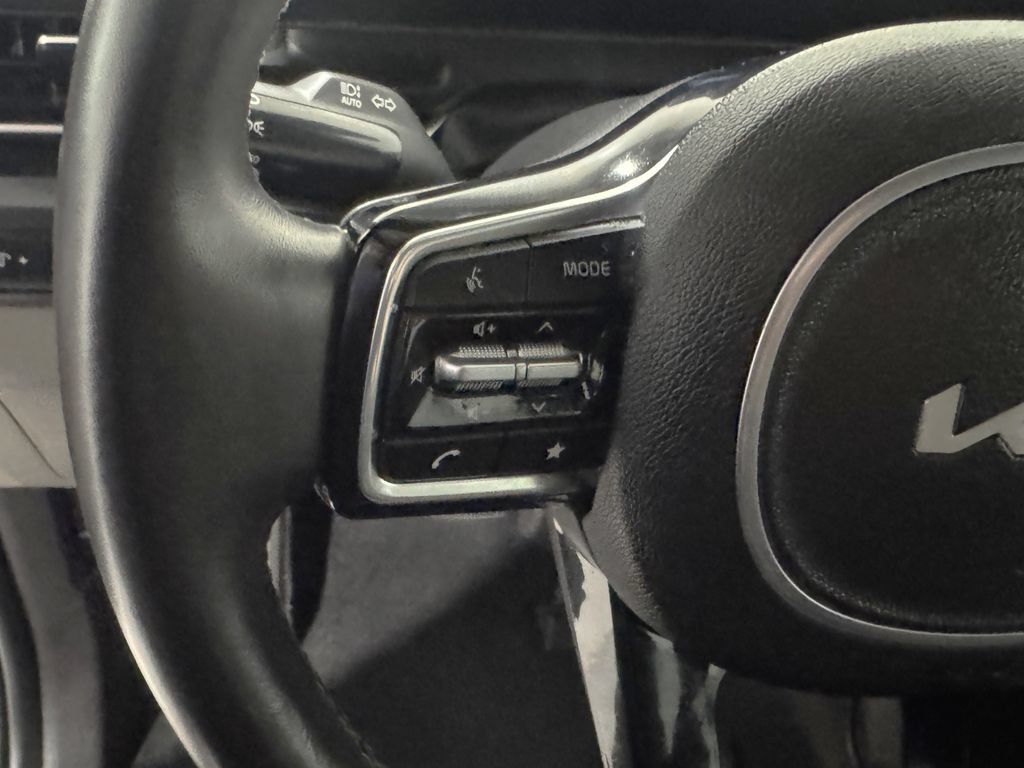 Used 2025 Kia Carnival FWD image 5
