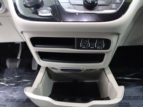 Used 2024 Chrysler Pacifica Touring-L FWD image 53