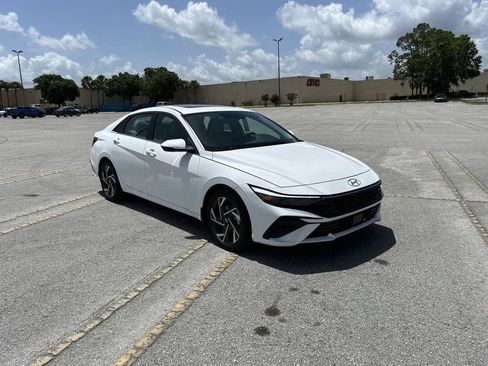 New 2025 Hyundai Elantra Limited FWD image 2
