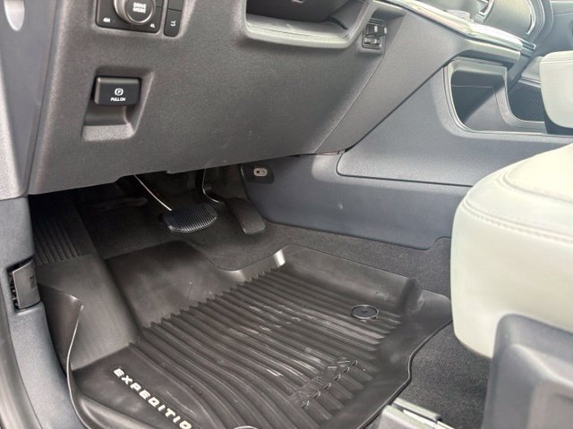 Used 2026 Ford Expedition Platinum w/ Platinum Ultimate Package AWD/4WD image 32
