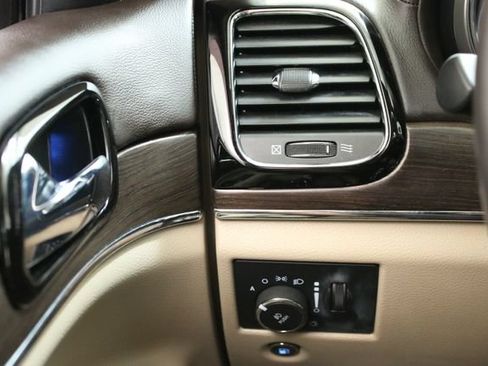 Used 2021 Jeep Grand Cherokee Overland AWD/4WD image 16