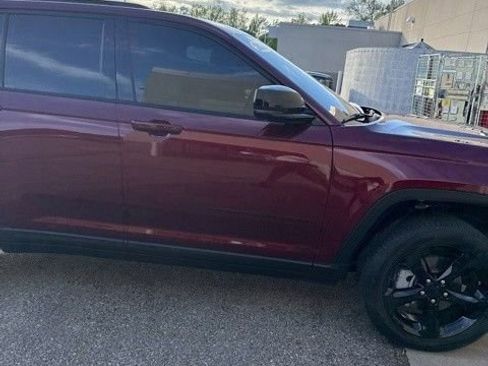 Used 2025 Jeep Grand Cherokee Limited w/ Black Appearance Package image 6