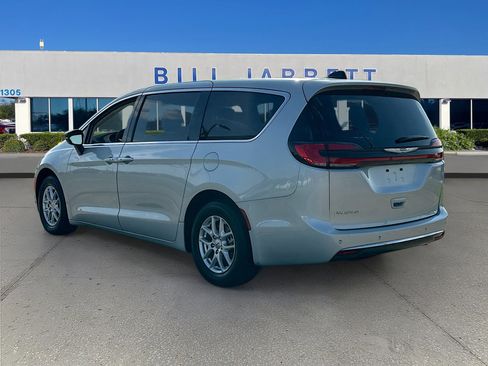 Used 2024 Chrysler Pacifica Touring-L image 5