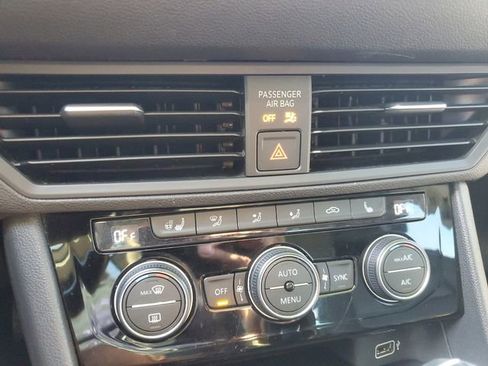 Used 2019 Volkswagen Jetta SEL w/ Cold Weather Package image 20