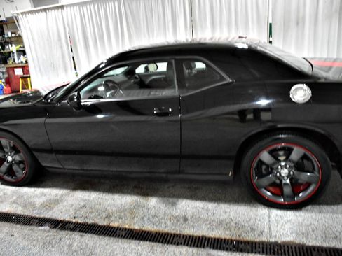 Used 2013 Dodge Challenger SXT image 35