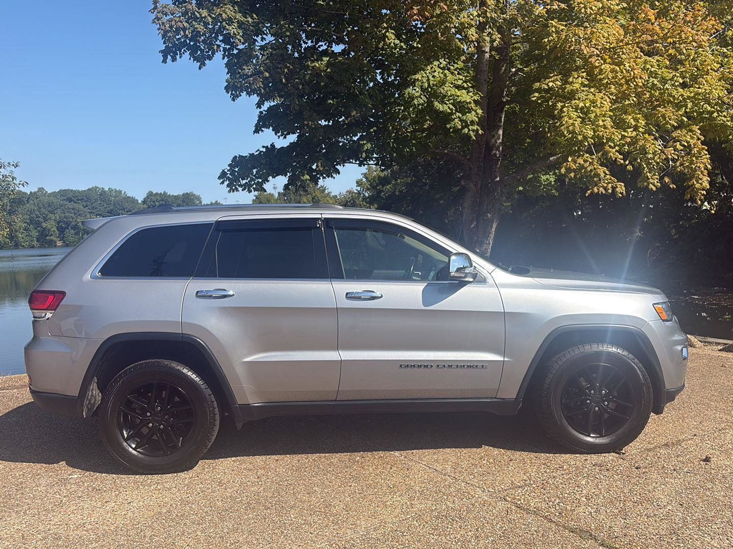Used 2020 Jeep Grand Cherokee Limited AWD/4WD image 3