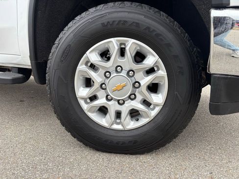 Used 2023 Chevrolet Silverado 2500 LT w/ Convenience Package image 6