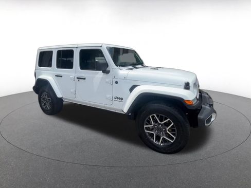 Used 2025 Jeep Wrangler Unlimited Sahara AWD/4WD image 2