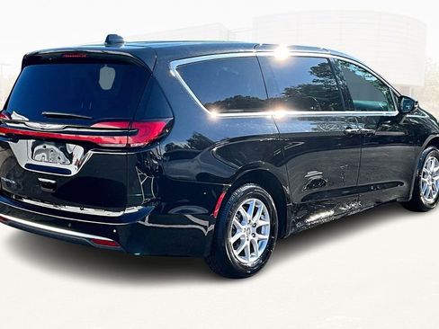 Used 2024 Chrysler Pacifica Touring-L image 6