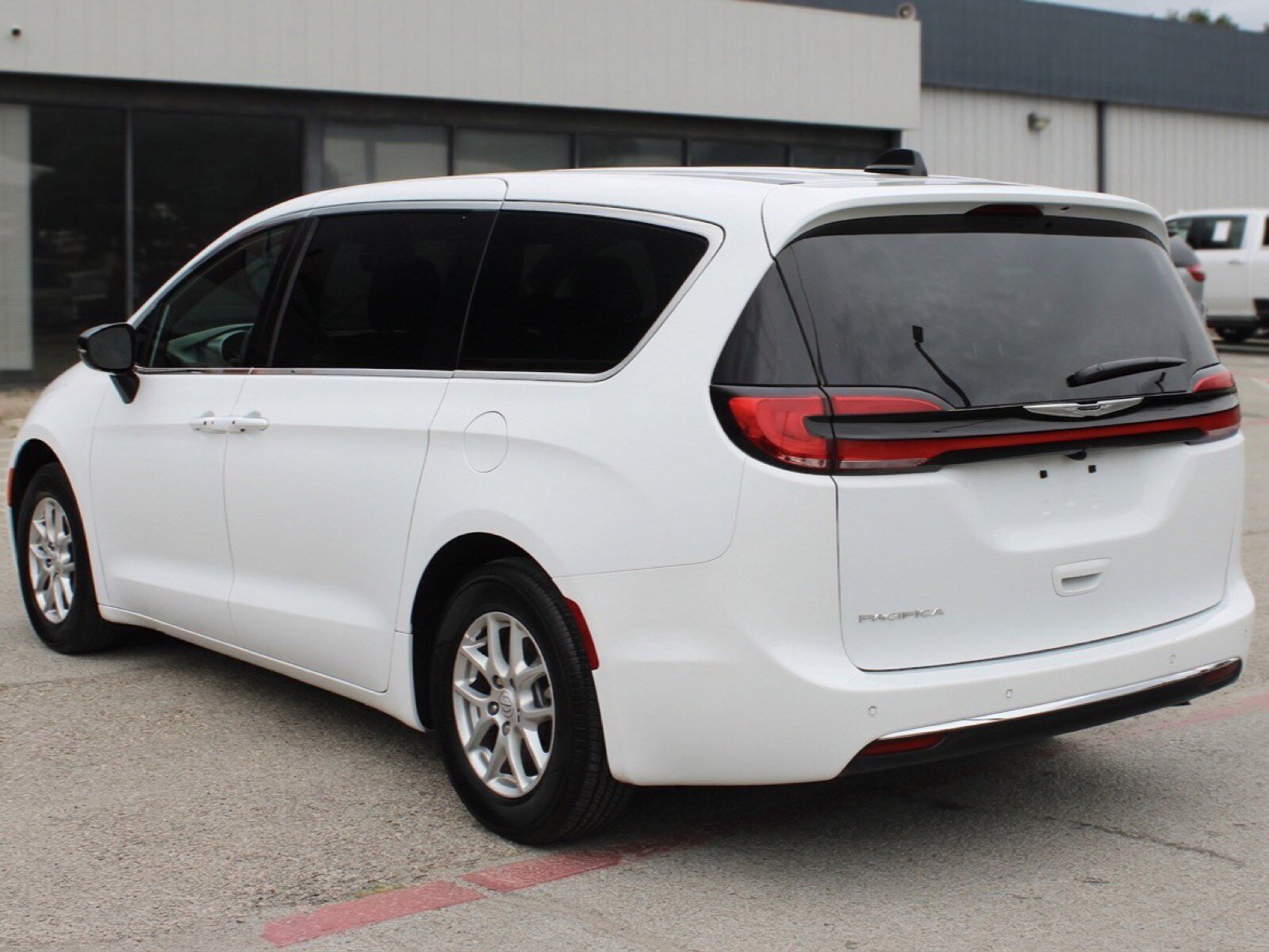 Used 2026 Chrysler Pacifica Select FWD image 4
