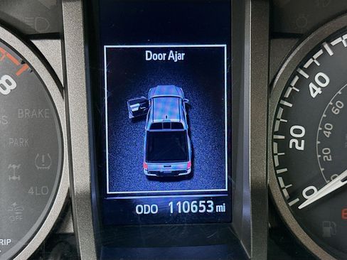 Used 2018 Toyota Tacoma TRD Sport image 19