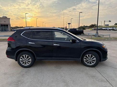 Used 2017 Nissan Rogue SV FWD image 16