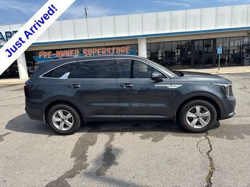 Used 2024 Kia Sorento LX FWD image 2