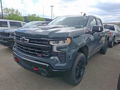 Used 2025 Chevrolet Silverado 1500 LT Trail Boss w/ LT Trail Boss Premium Package AWD/4WD image 3