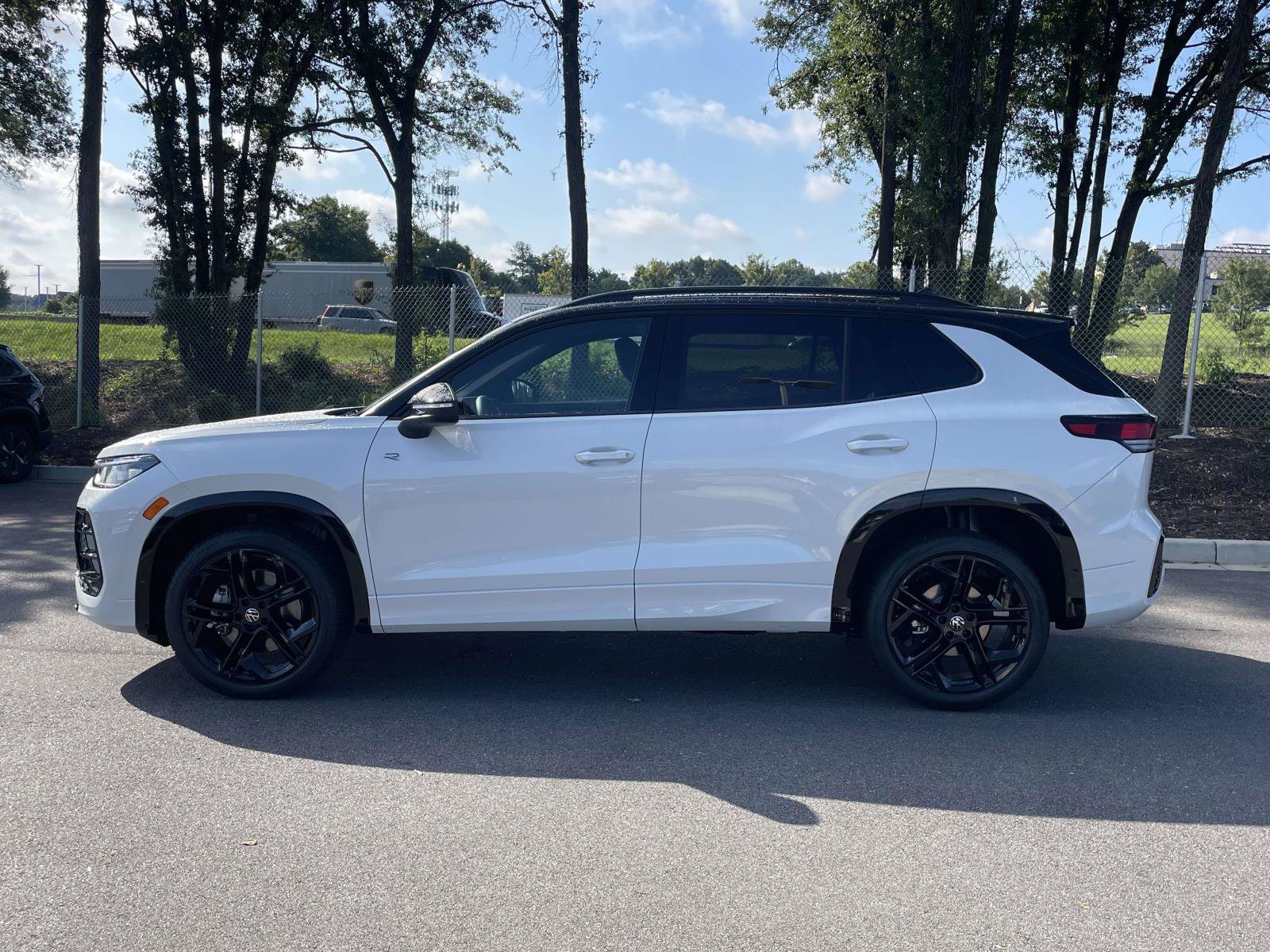 New 2026 Volkswagen Tiguan SE R-Line AWD/4WD image 4