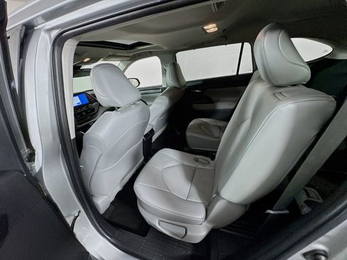 Used 2023 Toyota Highlander XLE AWD/4WD image 21