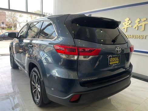 Used 2019 Toyota Highlander XLE AWD/4WD image 4