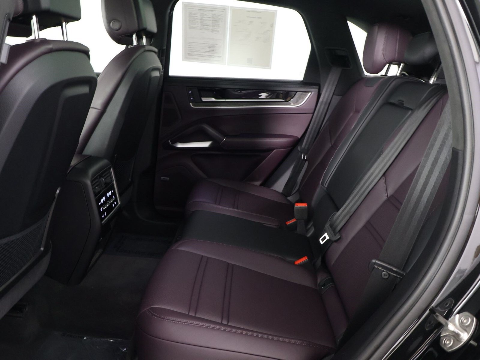 Certified 2025 Porsche Cayenne GTS AWD/4WD image 33