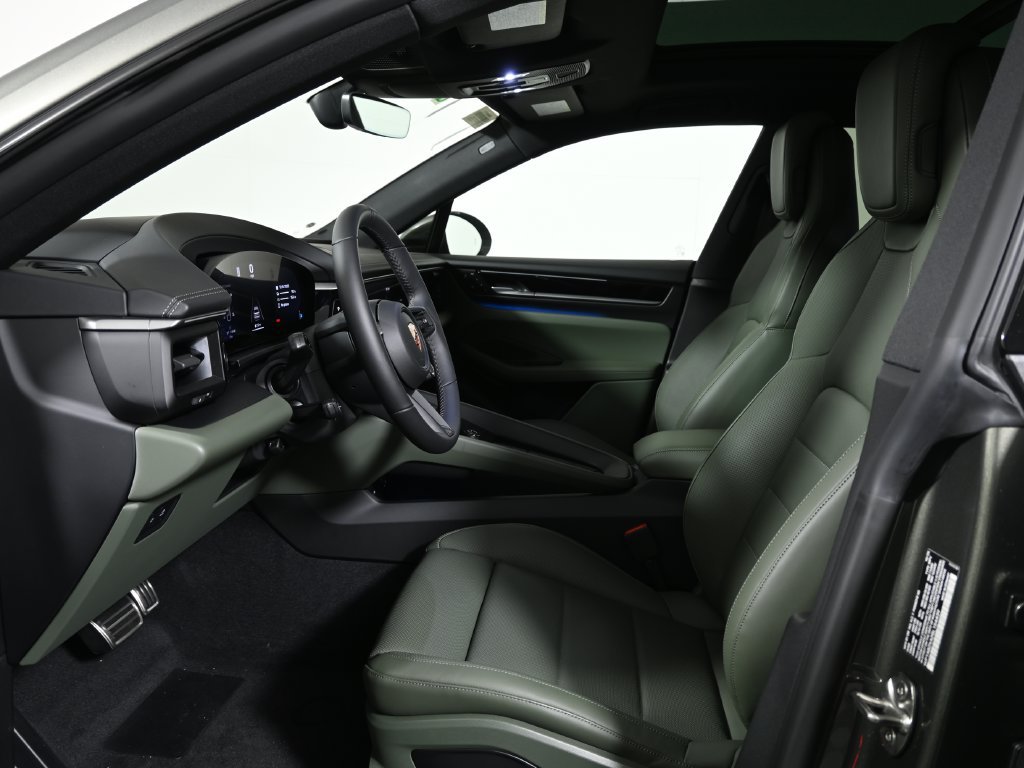 Used 2025 Porsche Macan 4S Electric AWD/4WD image 5
