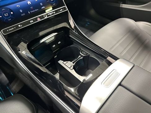 Used 2025 Mercedes-Benz C 300 4MATIC Sedan image 27