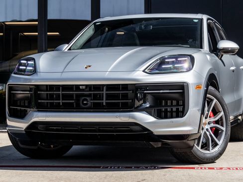 Certified 2025 Porsche Cayenne GTS AWD/4WD image 7