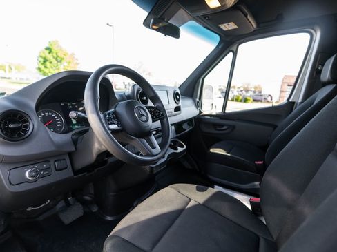 Used 2024 Mercedes-Benz Sprinter 2500 image 5
