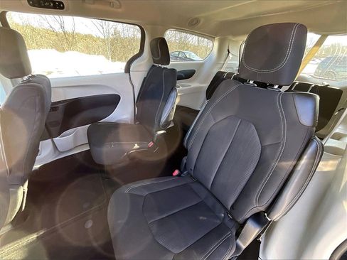 Used 2023 Chrysler Voyager LX image 14