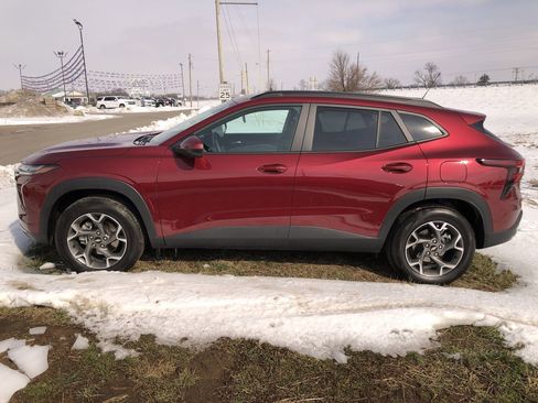 Used 2025 Chevrolet Trax LT w/ LT Convenience Package image 3