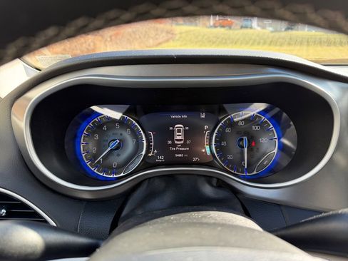 Used 2024 Chrysler Pacifica Touring-L image 15