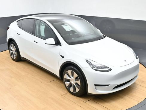 Used 2023 Tesla Model Y Long Range AWD/4WD image 5