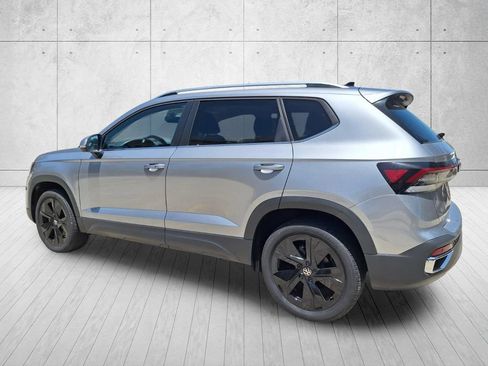 Certified 2025 Volkswagen Taos SE FWD image 7